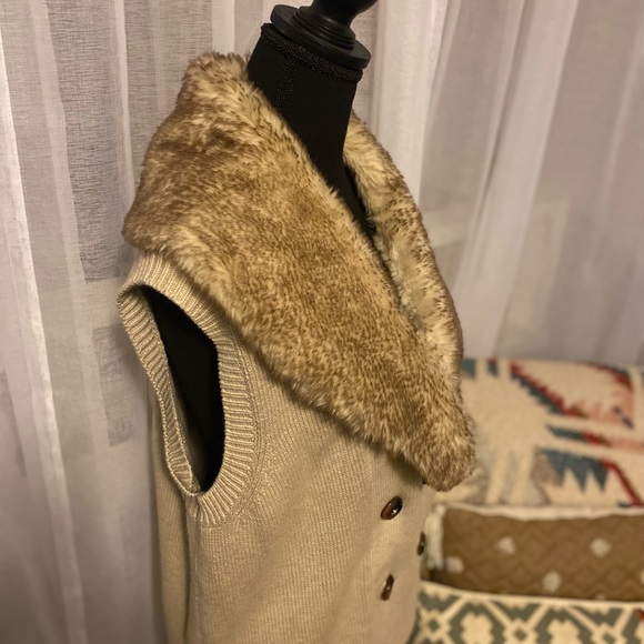 BCBG SWEATER VEST - Picture 10 of 10